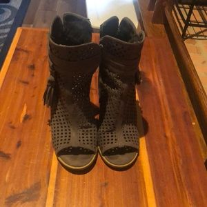 Nice grey boots size 11 breathable